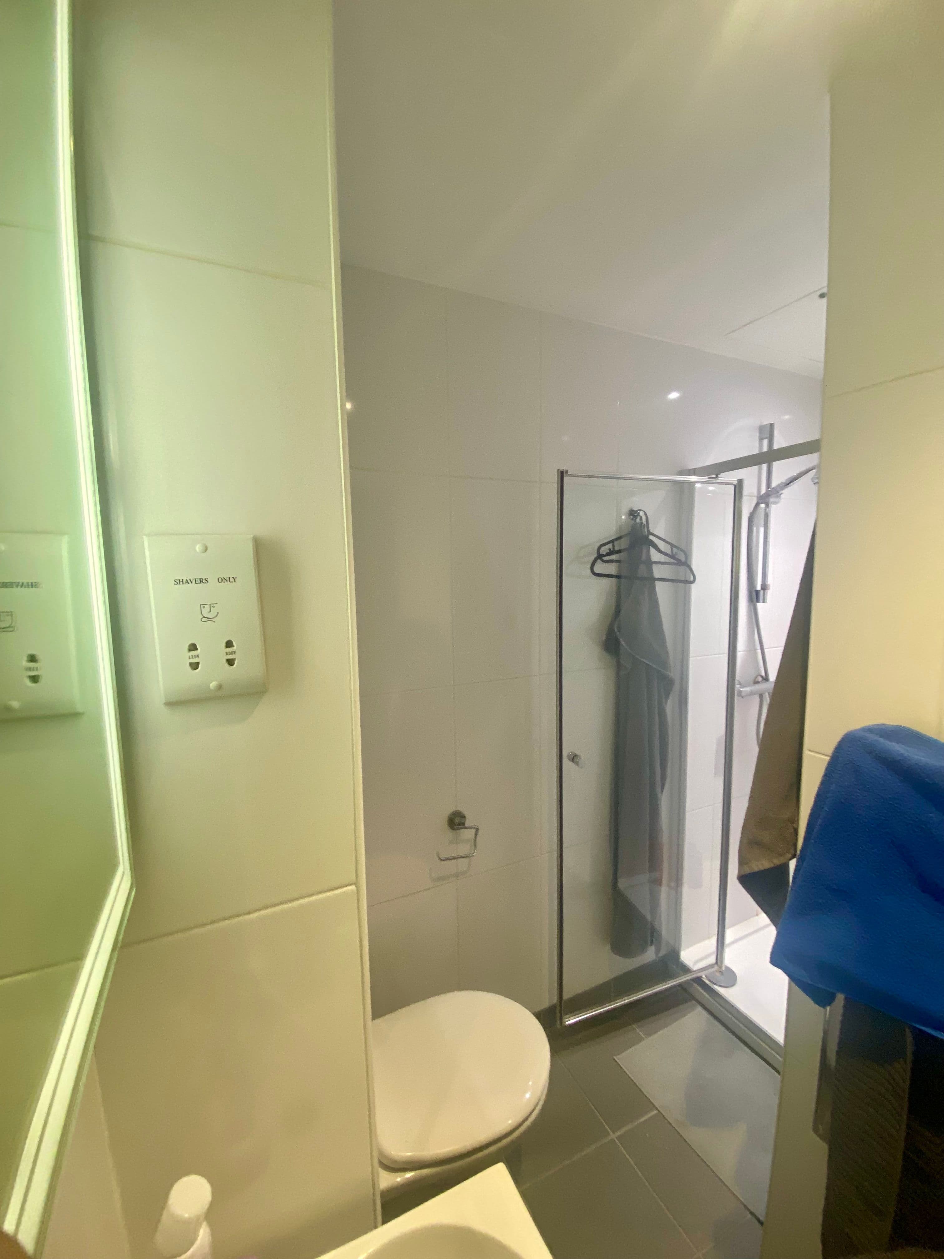 Shared twin bedroom - photo 3