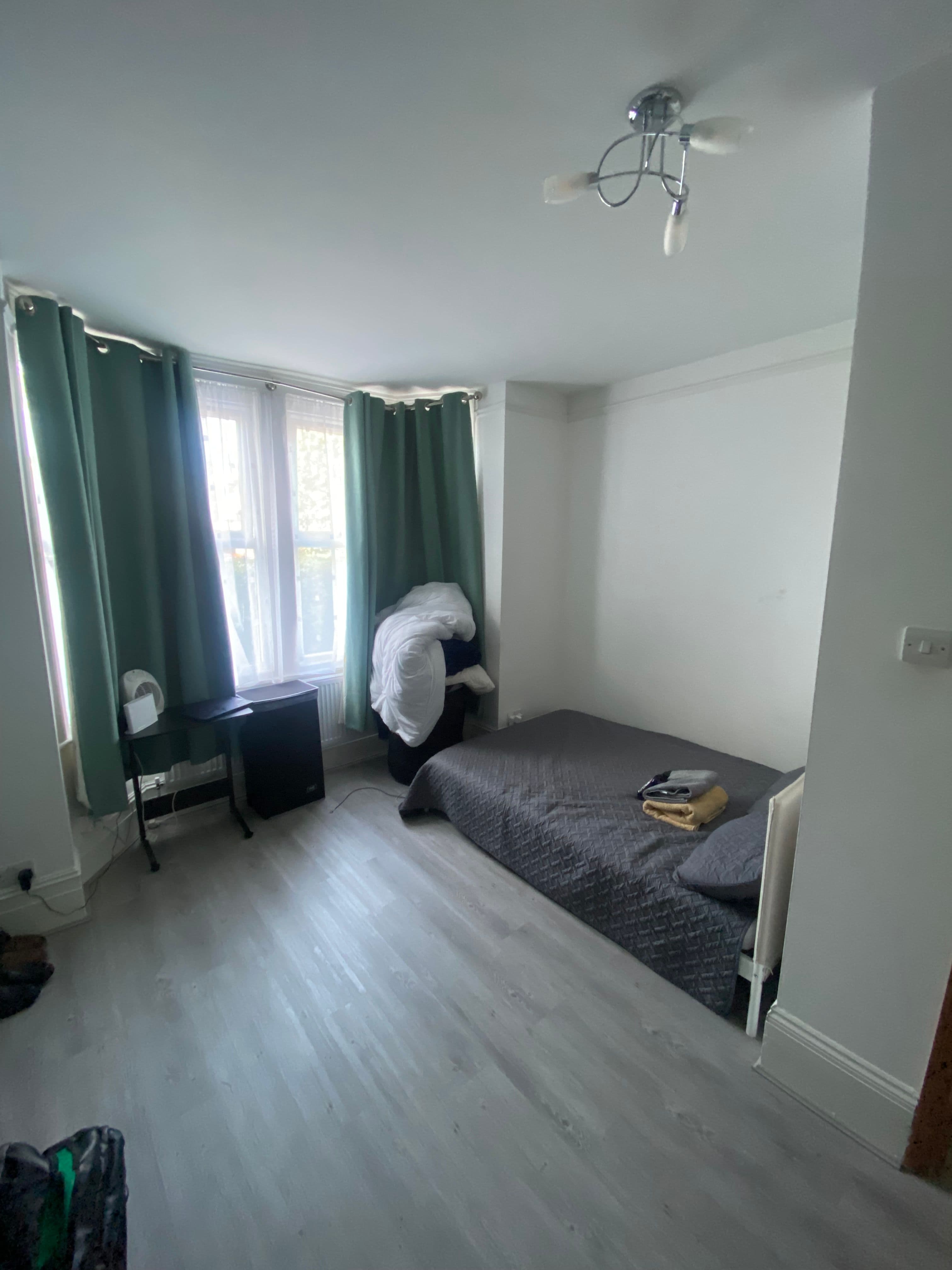Lovely bright double available 6th Aug — photo 2