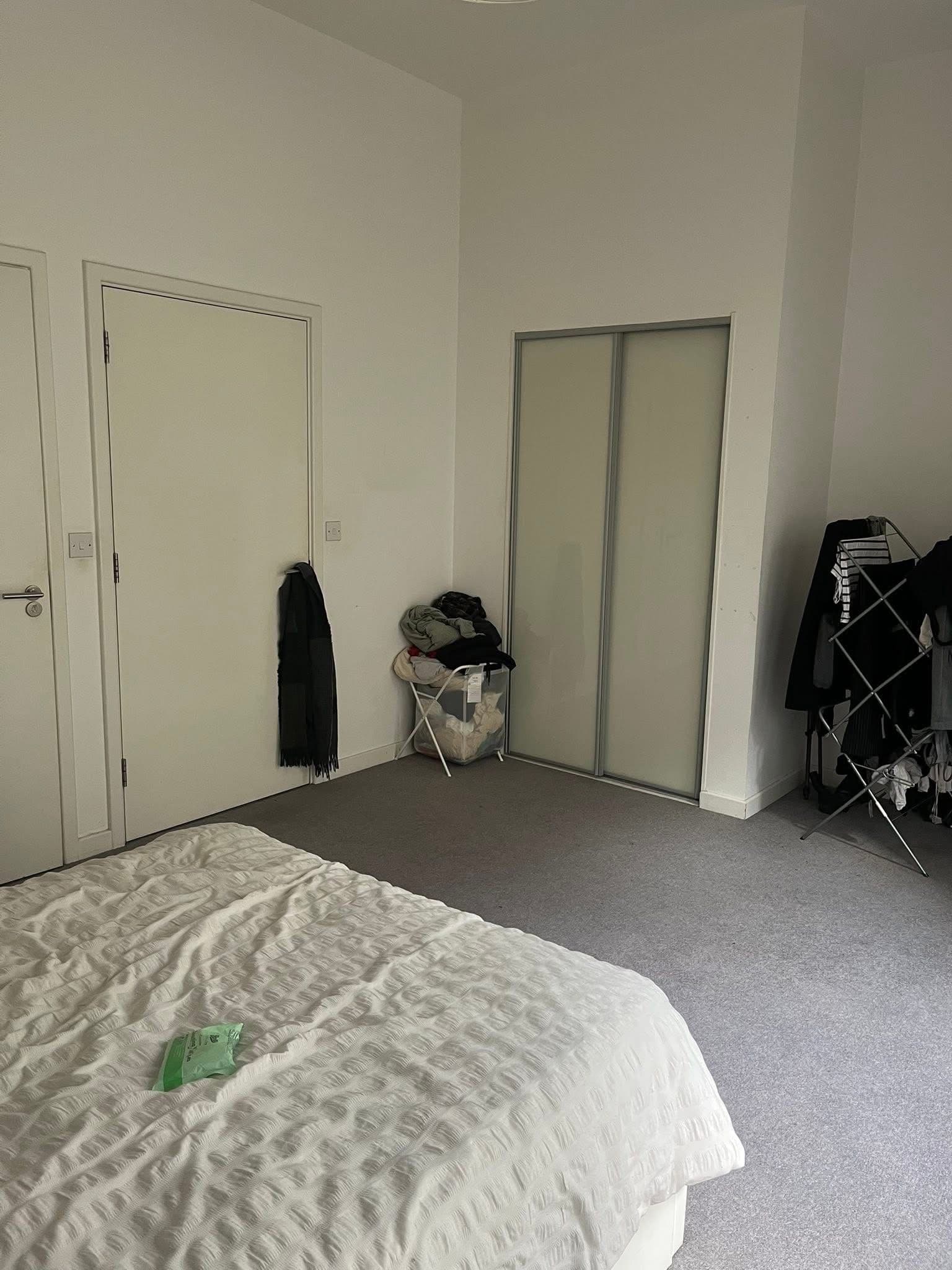 Double bedroom with en-suite toilet and sink - photo 3