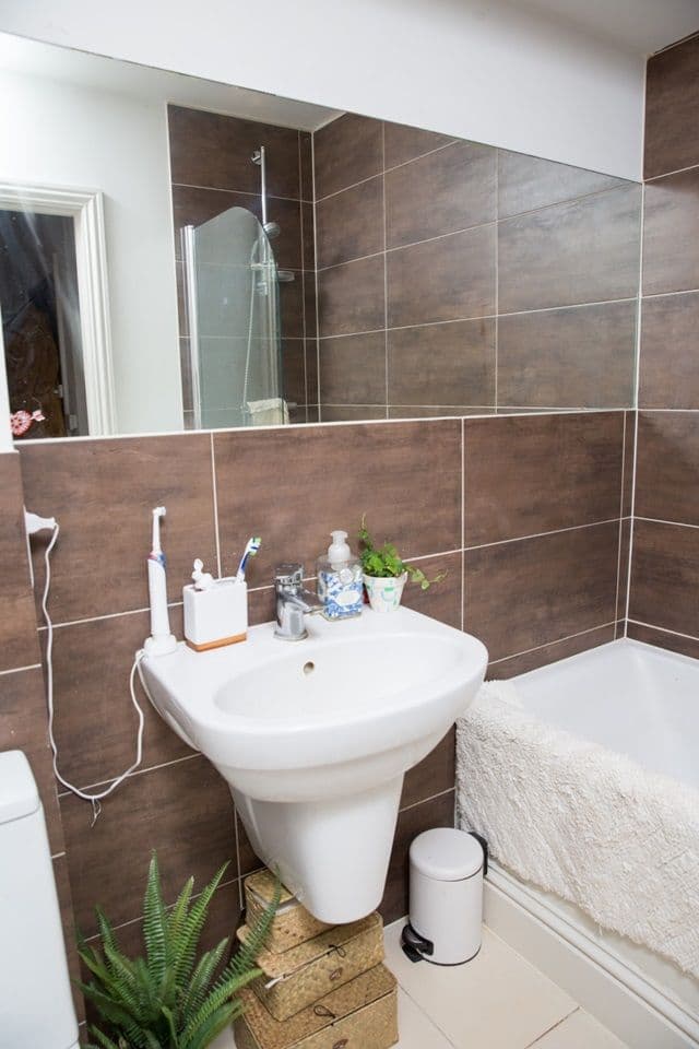STUNNING chic modern ground floor appartment, along a quiet cobbled Mews - photo 3