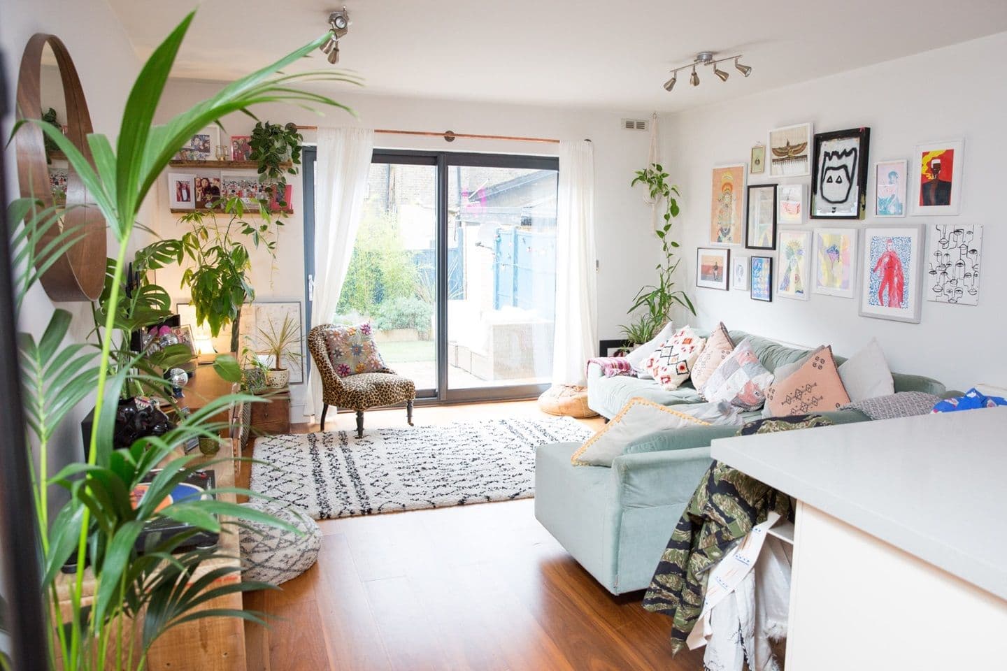 STUNNING chic modern ground floor appartment, along a quiet cobbled Mews - photo 1