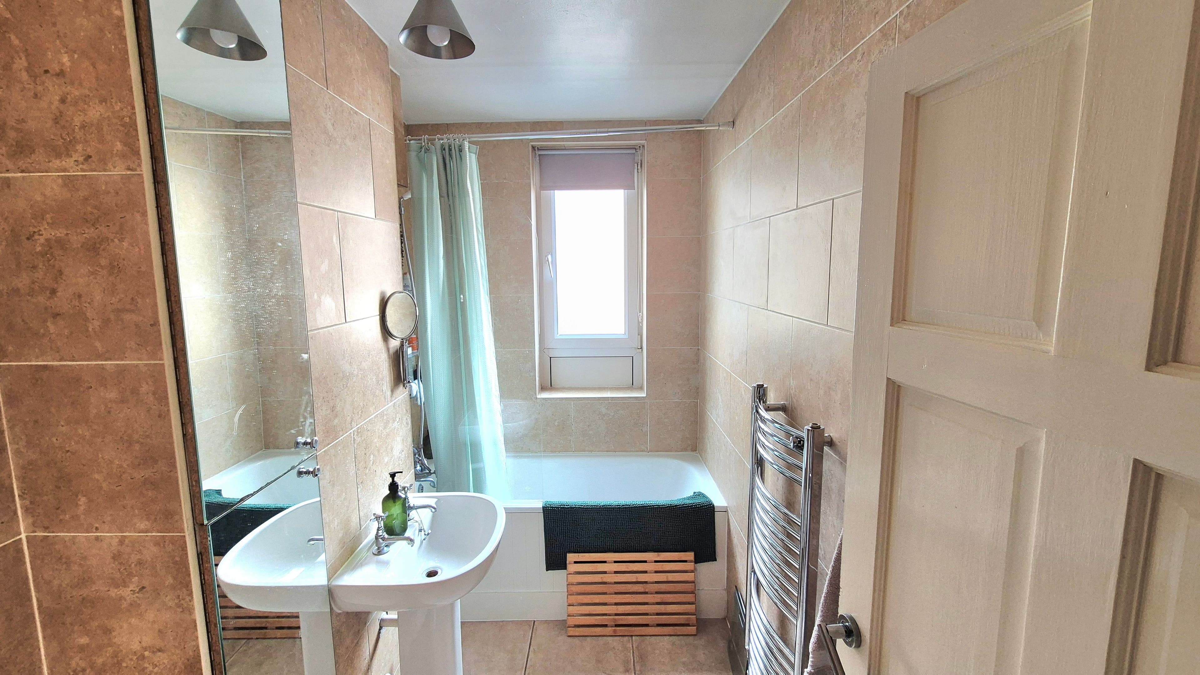 Bright Double Room 3 mins to DLR | Near Canary Wharf | Zone 2 - photo 4