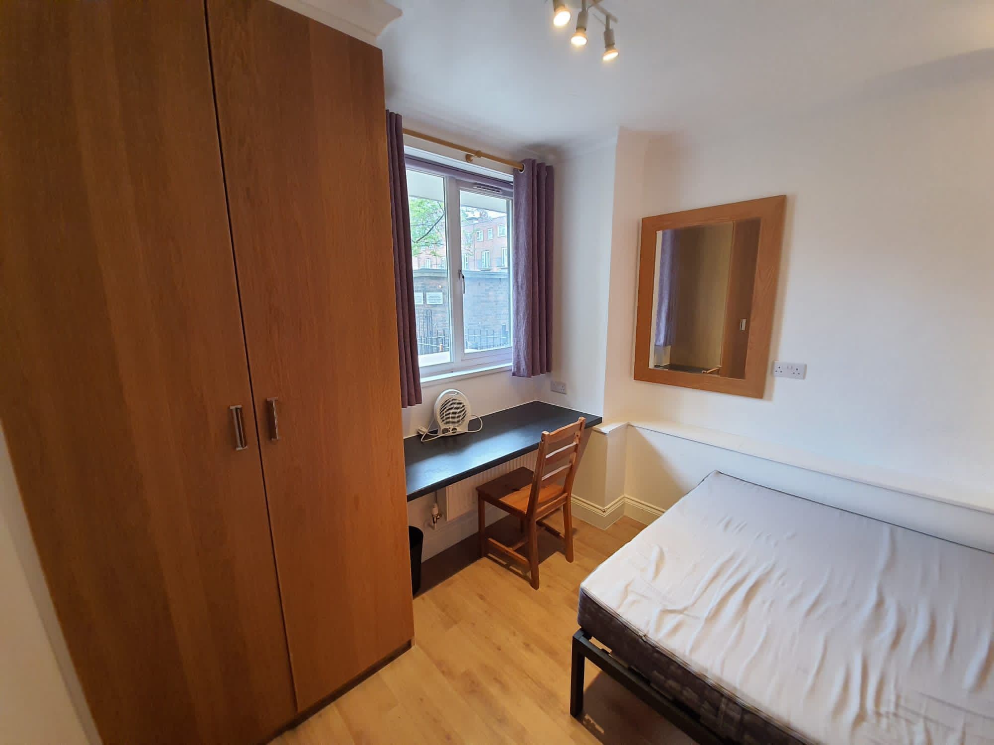 double room in Old Street, flatshare w 3 gals - photo 2