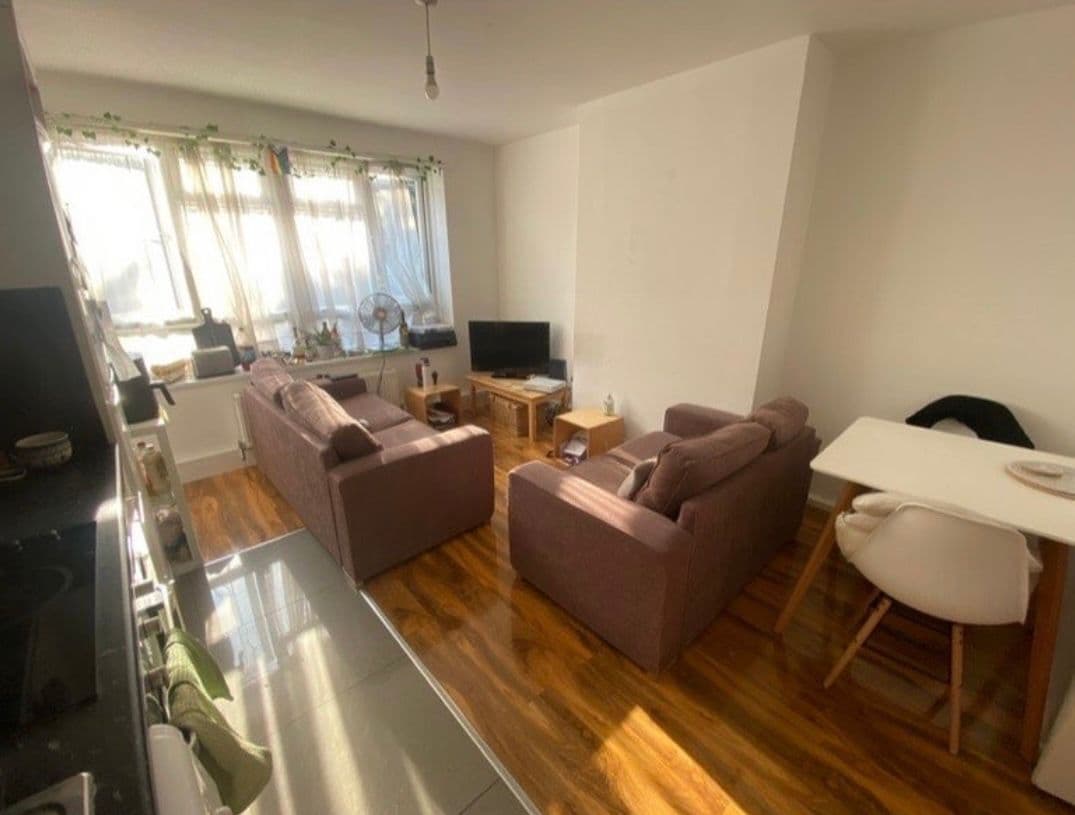 Small Double available in friendly household in Acton - photo 2