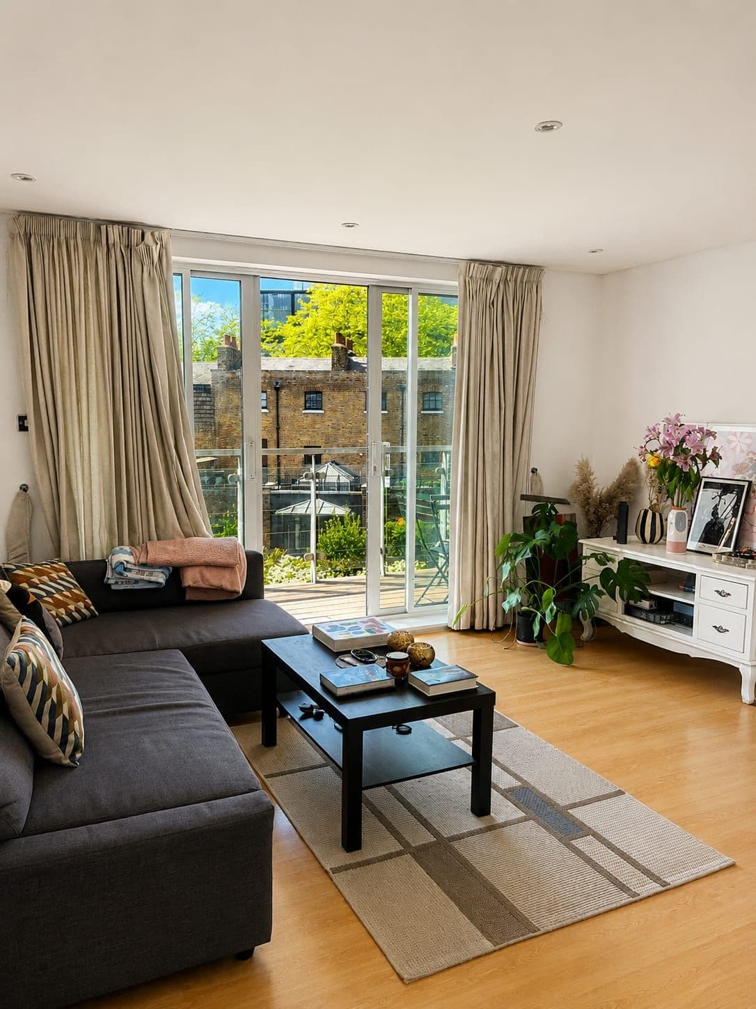 Stunning & Spacious Ensuite in 2BD Flat - photo 3