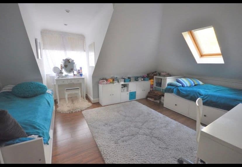 Double bedroom in 3-bedroom flat - photo 1