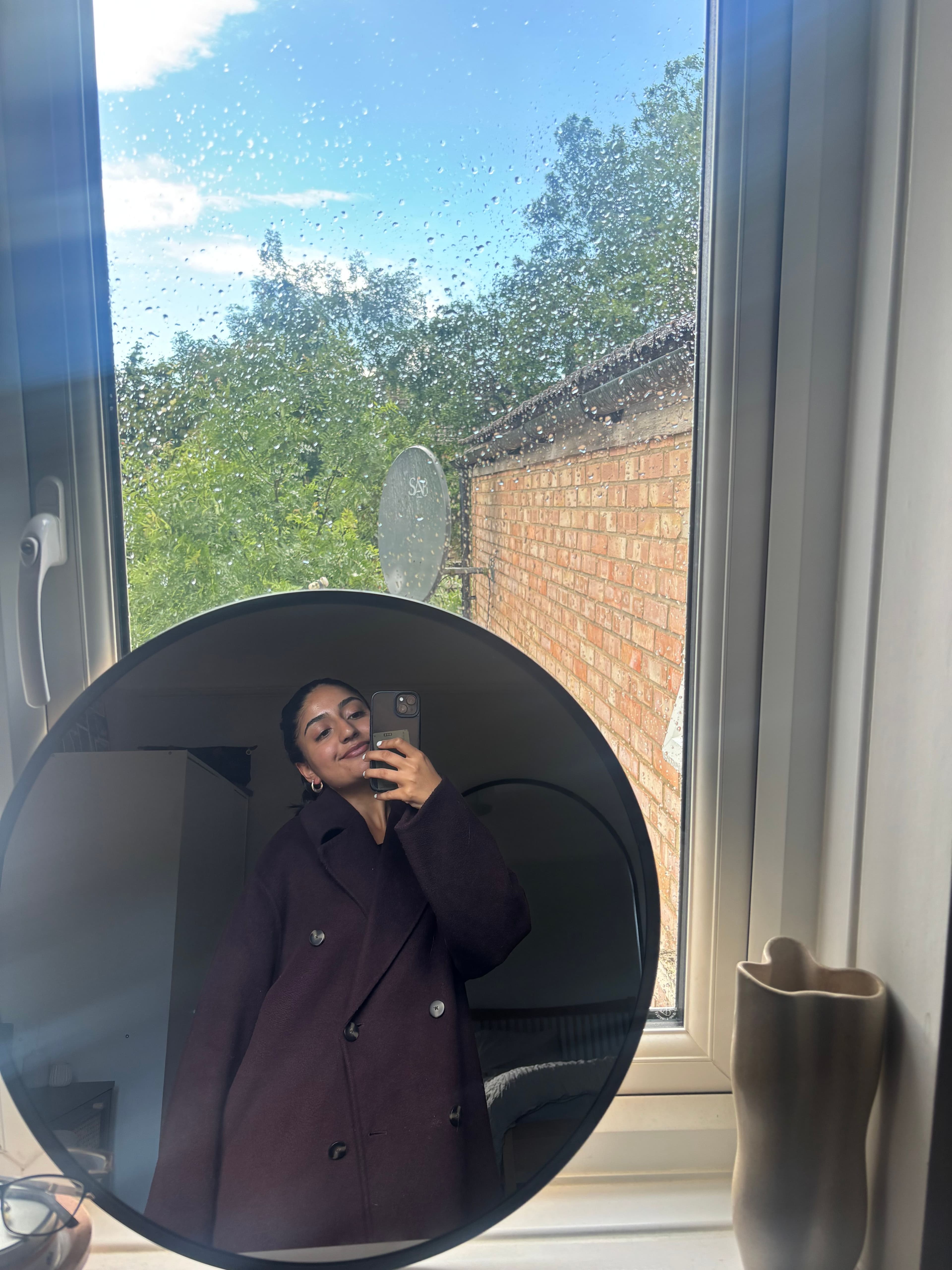 Room Wanted: Civil Servant (Female - 23) looking for a friendly, professional female house or flatshare - photo 1