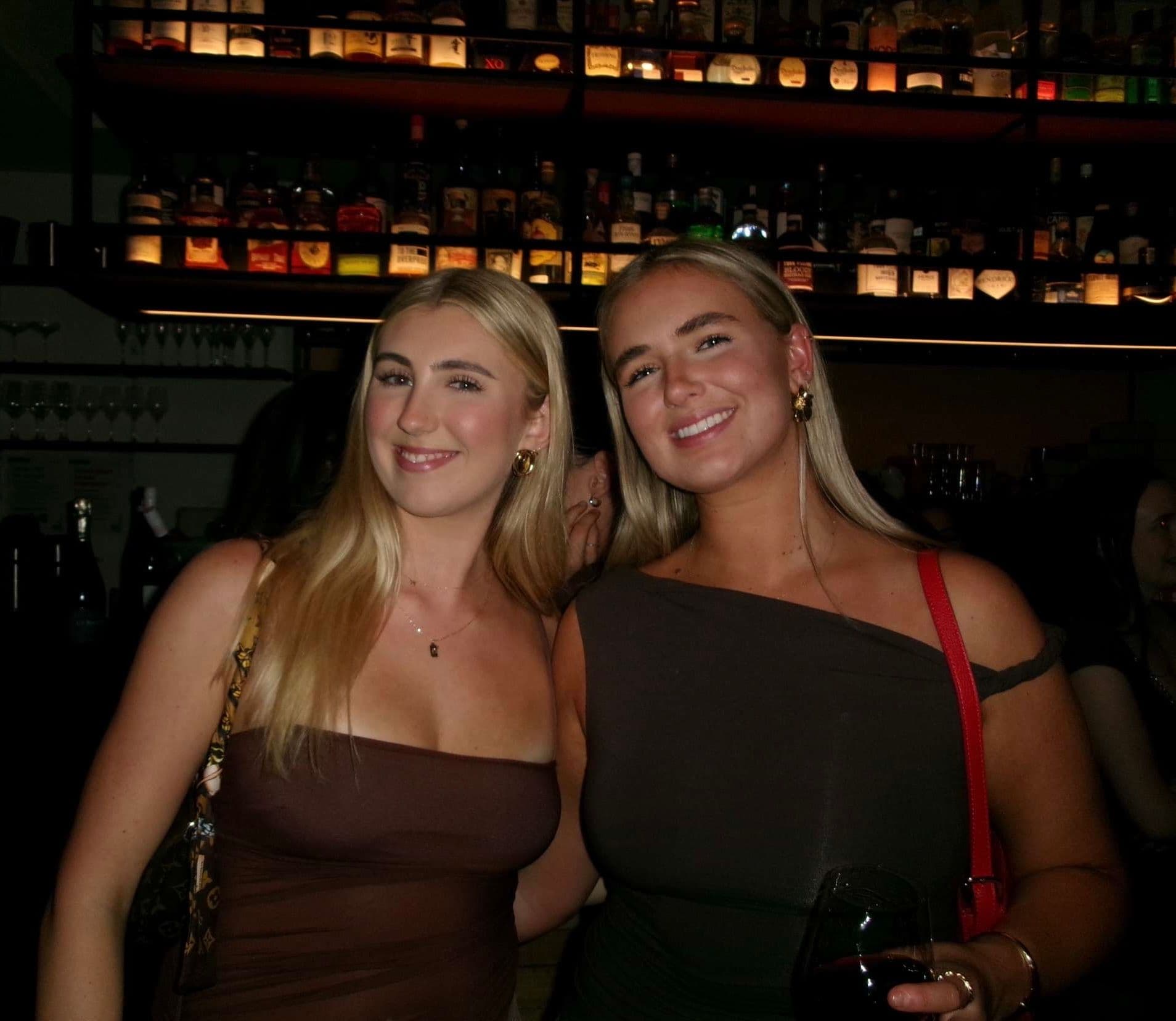 2 Aussie girls looking for 2 rooms! — photo 1