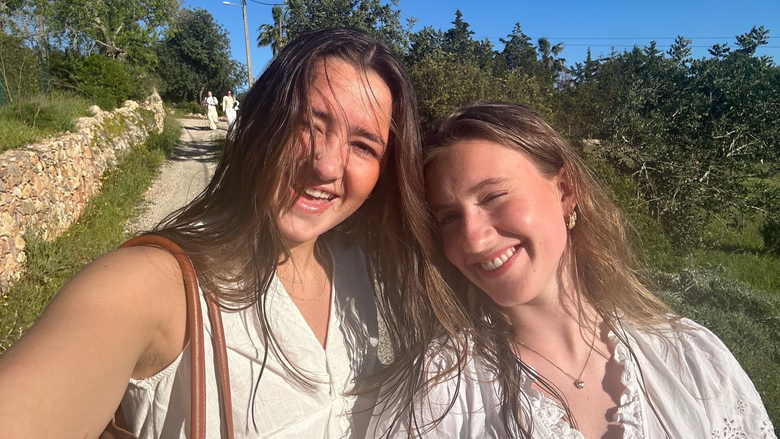 Two Norwegian student girls looking for housing - photo 1