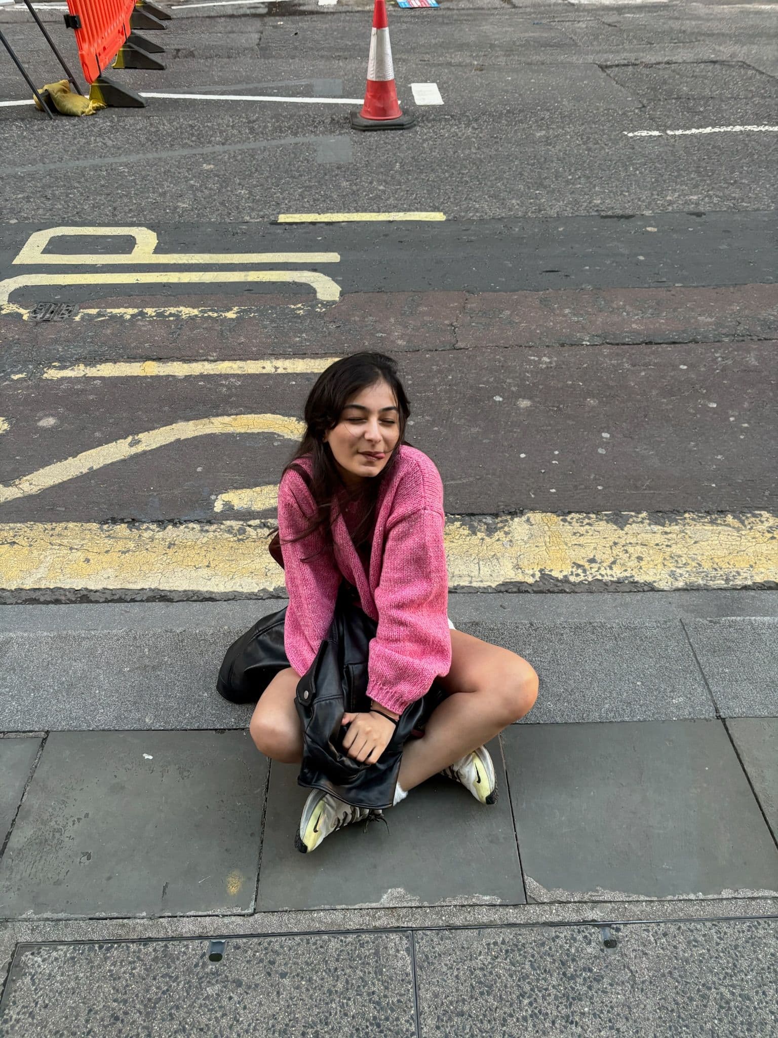Looking for a share a flat (2-3 flatmates preferably) - photo 3