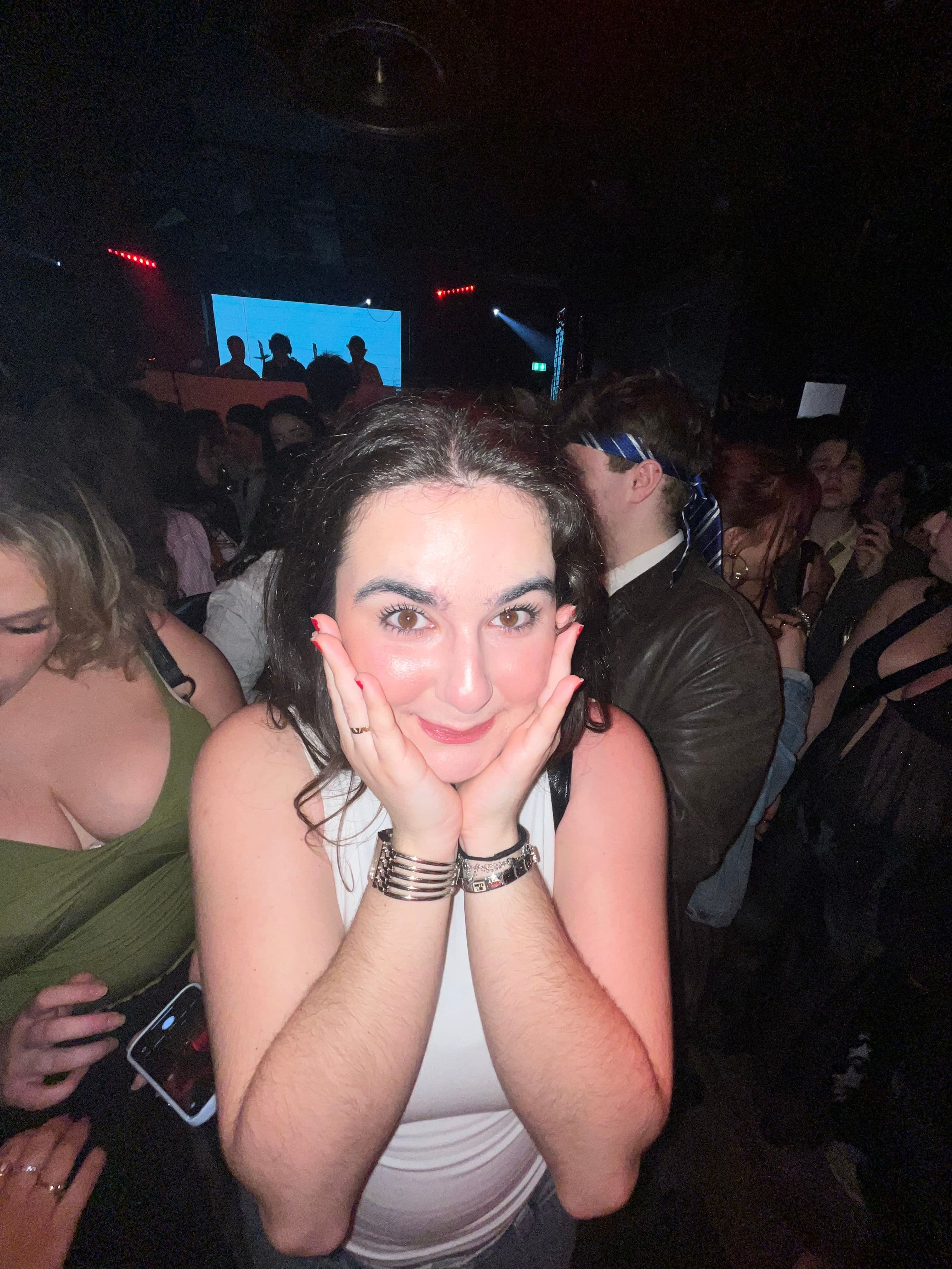 24 year old professional looking to rent from early July! - photo 3