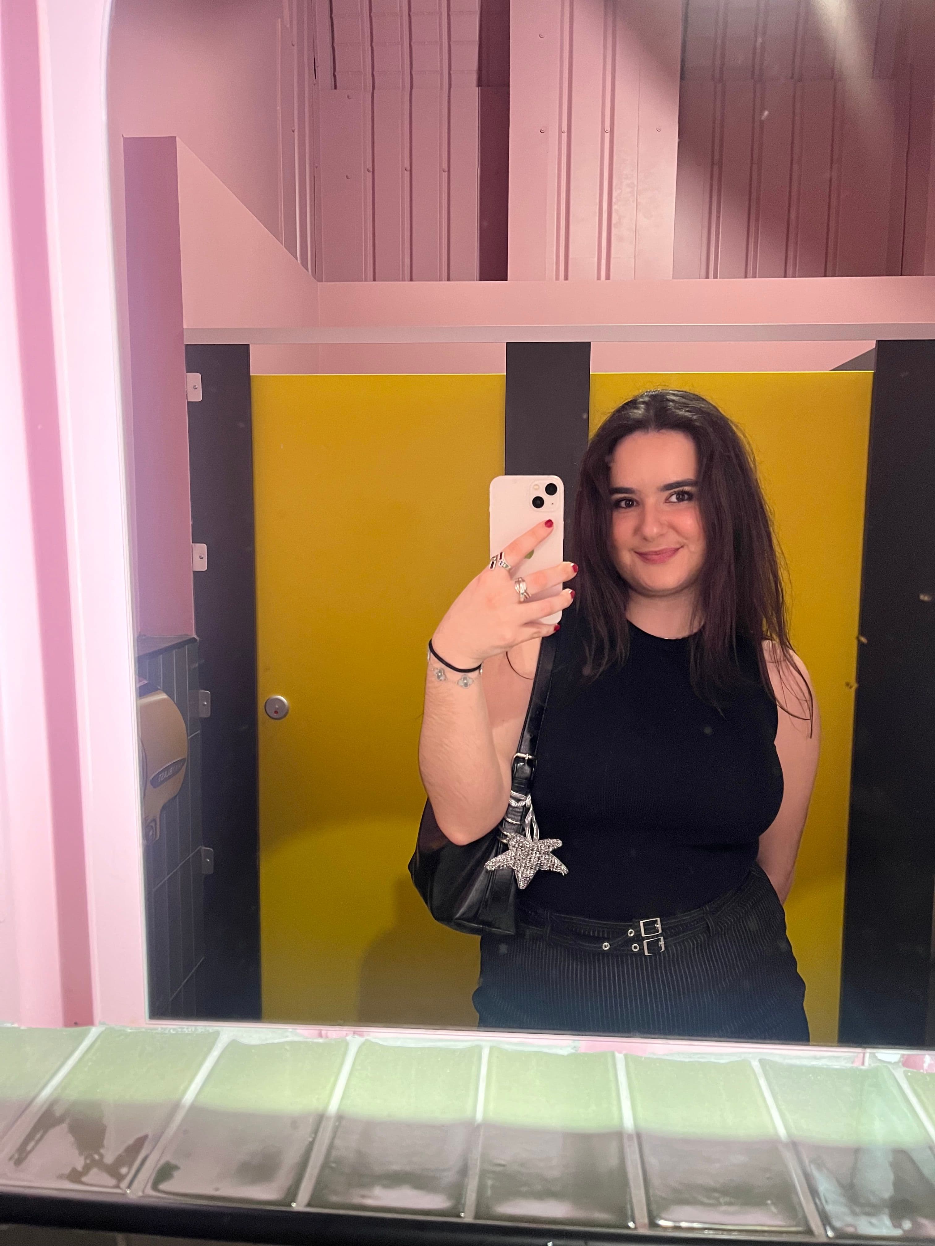 24 year old professional looking to rent from early July! - photo 1