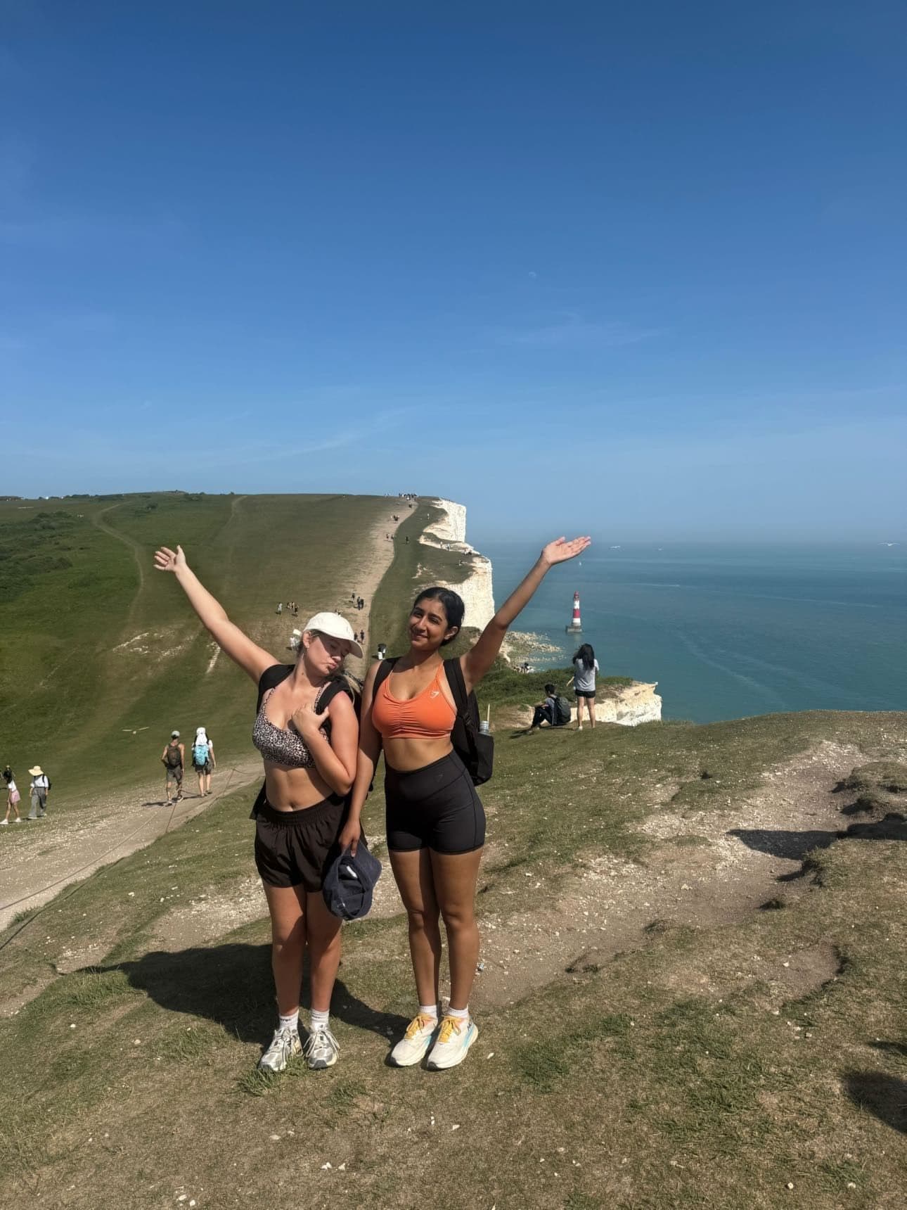 Recent graduate working full time looking for female flat share! - photo 3