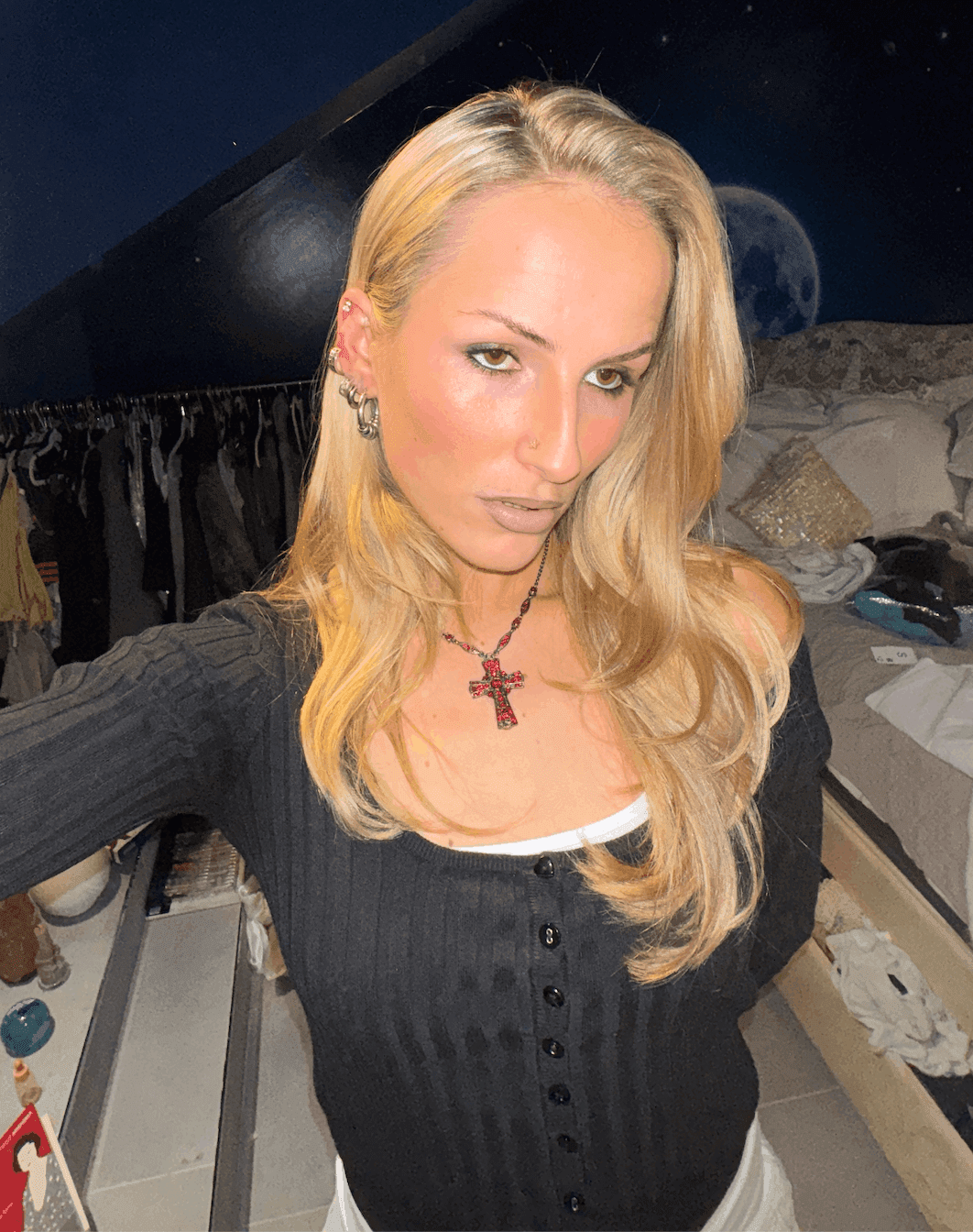 Creative gal looking for room with sociable girls - photo 1