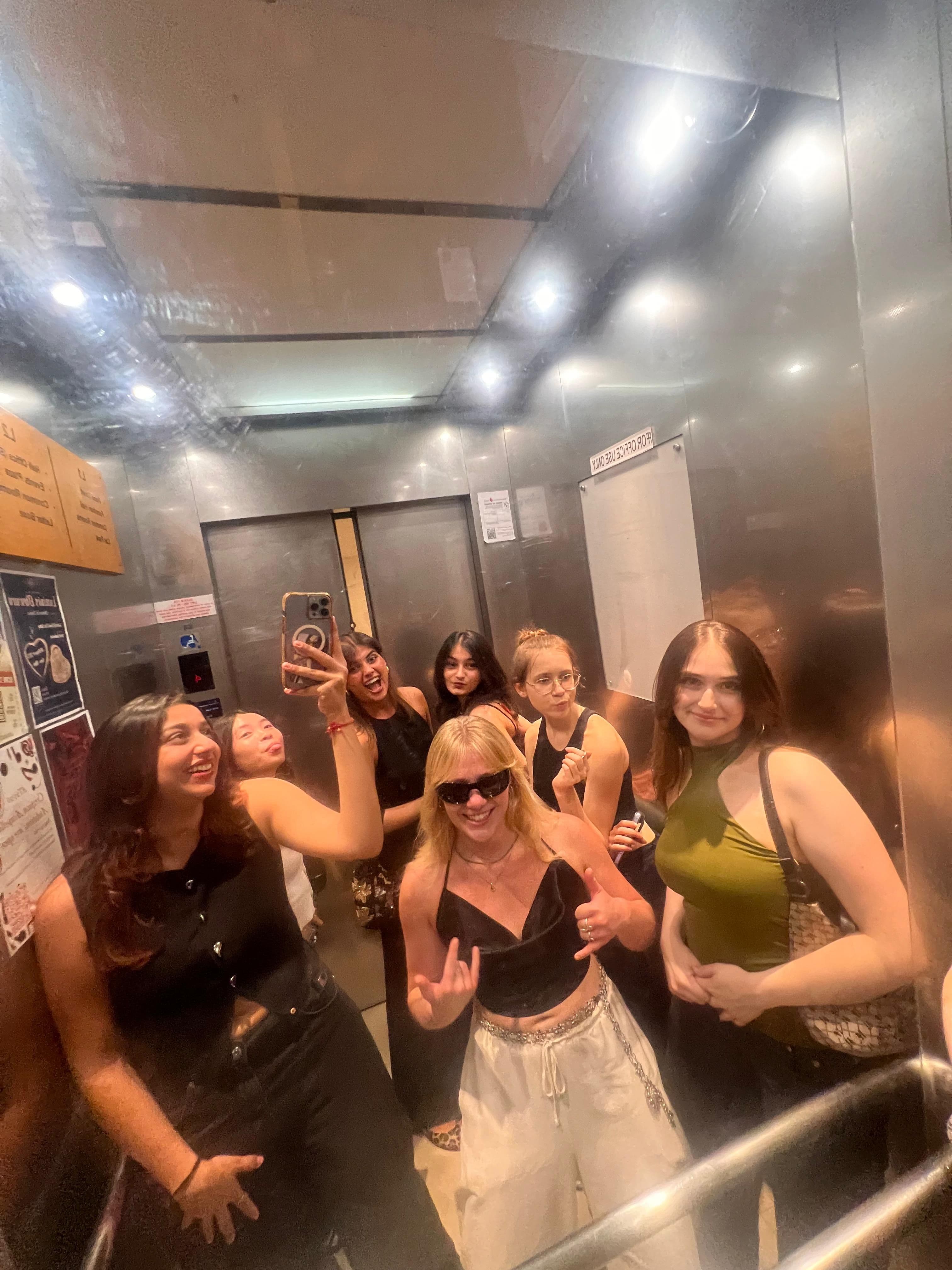 Looking for a share a flat (2-3 flatmates preferably) - photo 4