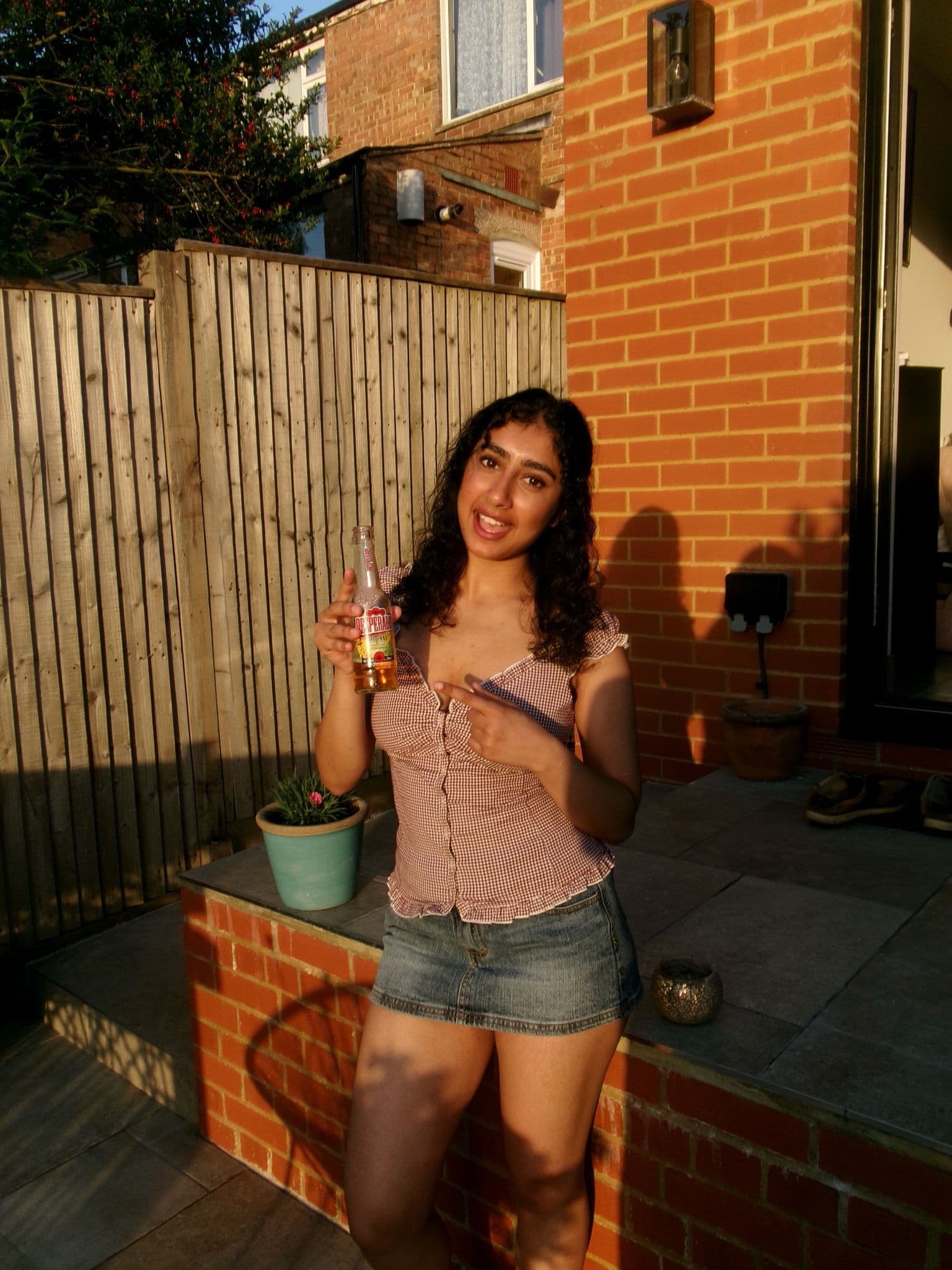 Recent graduate working full time looking for female flat share! - photo 1